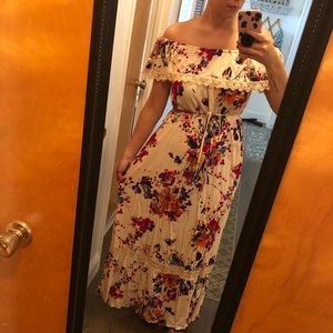 FLORAL MAXI DRESS.